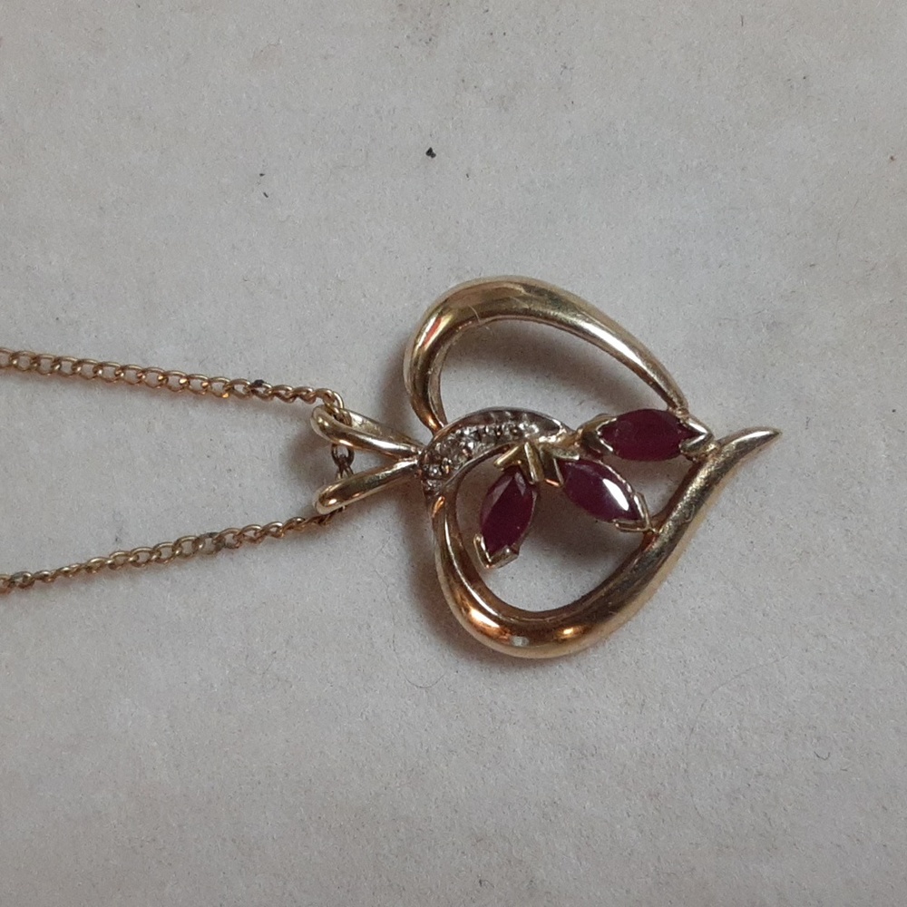 SALE☆10k RUBY & DIAMOND HEART PENDANT Ruby's on 16" 12kgf Chain